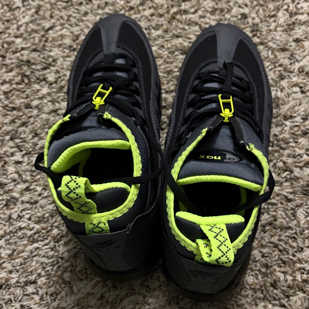 Size - 9.5 Nike Air Max 95 Sneakerboot
Anthracite Volt - Picture 6 of 6